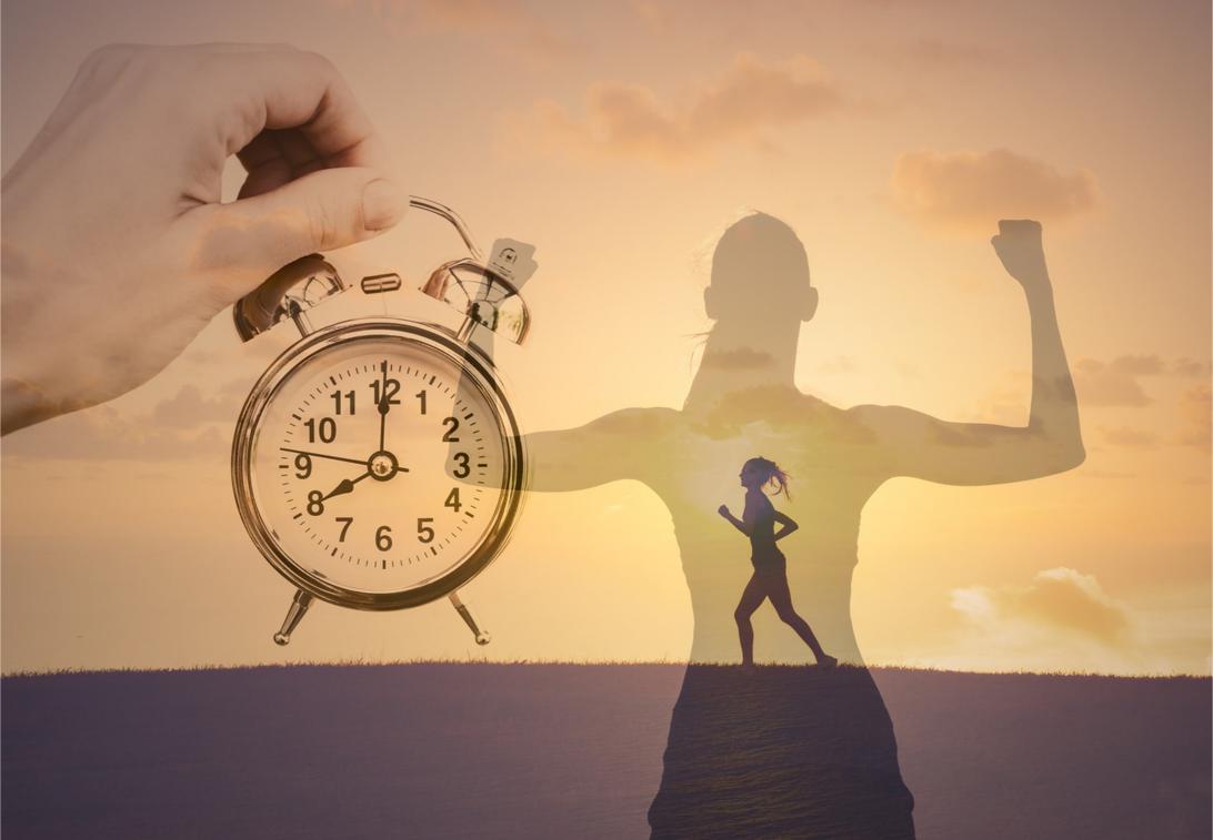 Motivation jeune femme qui court