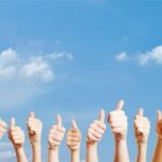 motivation, pouces jeunes levés